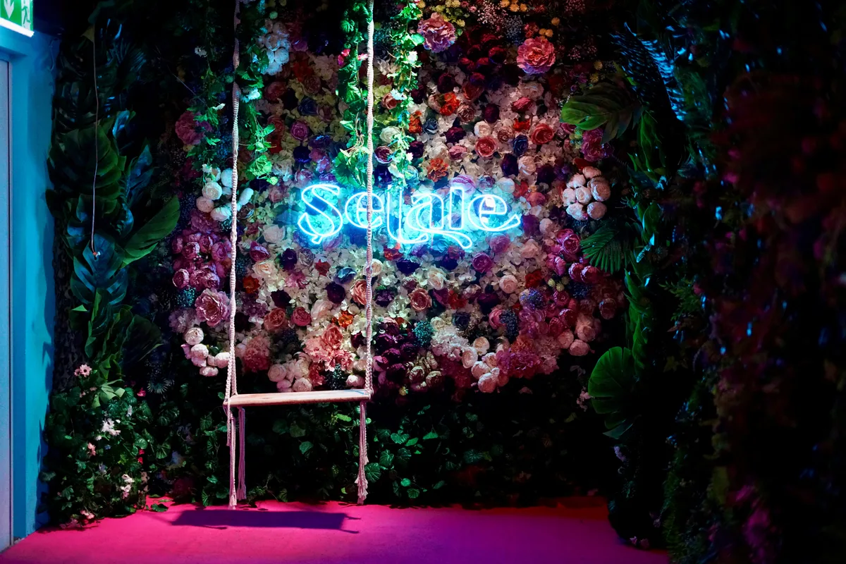 Man sieht die Selfie-Ecke in den «Selale Lounges».